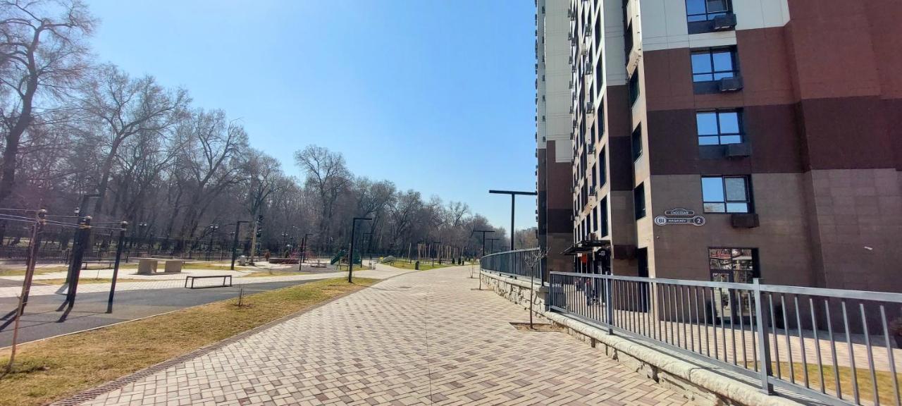 Уютная Стильная Квартира Возле Центрального Парка Горького! Almaty Exterior photo